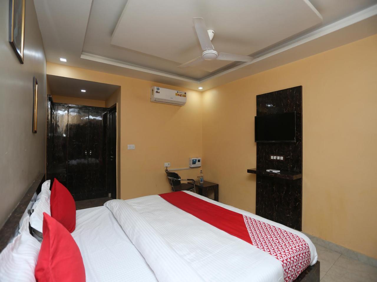 Oyo 26803 Hotel City Inn Faizābād Exteriör bild